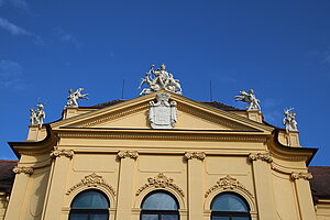 Schloss Eckartsau, Attika mit Figurengruppen von Lorenzo Mattielli