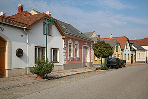 Pfaffstätten, Hauptstraße, typische Verbauung, charakteristische Schopfwalmdächer