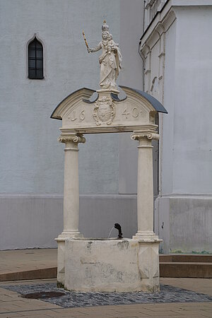 Pöchlarn, Kirchenplatz, Marienbrunnen, 1640