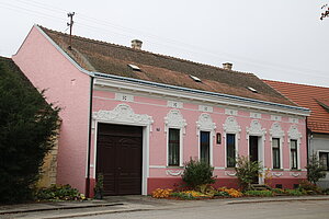 Bockfließ, Hauptstraße Nr. 78: typische traufständige Verbauung mit reicher späthistoristischer Fassade