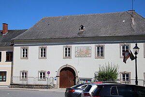 Gmünd, Stadtplatz Nr. 45: Pfarrhof, erbaut 1744-51 - Sonnenuhr, 1747