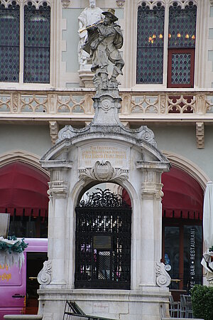Korneuburg, Stadtbrunnen am Hauptplatz, 1898 anlässlich des 600jährigen Stadtjubiläums errichtet, bekrönt durch Figur des Rattenfängers, Emanuel Pendl