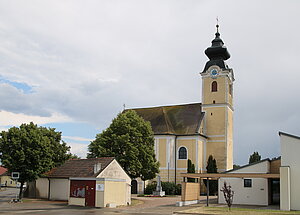 Langenrohr, Pfarrkirche hl. Nikolaus, von Friedhof umgeben, spätbarocker Bau (Weihe 1758), der West-Turm im Kern mittelalterlich