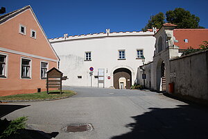 Raabs an der Thaya, Blick auf den Pfarrhof, rechts das Haus, in das Johann Georg Grasl seinen ersten Einbruch verübte