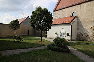 Strögen, Pfarrkirche Hll. Peter und Paul, im Kern romanischer Bau, von Ringmauer umgeben