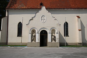 Wilhelmsburg, Hauptplatz, Pfarrkirche hl. Stephan, gotische Staffelkirche mit romanischen Kern, barocker Portalvorbau, 1740