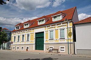 Fels am Wagram, Hauptplatz 11, Wohnhaus mit sezessionistischer Fassade, um 1900