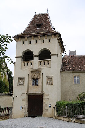 Maissau, Schloss, romantisch-historisierender Umbau einer spätmittelalterlichen Anlage mit Zubauten des 16. und 17. Jahrhunderts