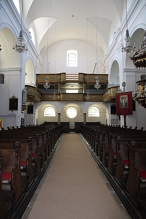 Poysdorf, Pfarrkirche hl. Johannes der Täufer, 1629-35 neu errichtet, Blick gegen Orgelempore