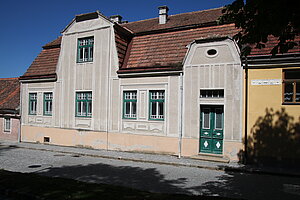 Drosendorf, Hauptplatz Nr. 54, Putzgliederung in geometrischen Formen, 1. Viertel 20. Jh.