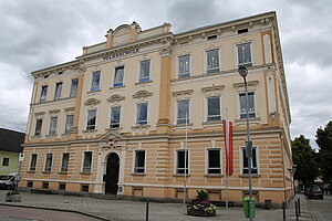 St. Valentin, Hauptplatz Nr. 9: Volksschule, 1900-01 erbaut