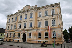 St. Valentin, Hauptplatz Nr. 9: Volksschule, 1900-01 erbaut