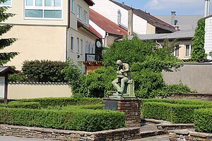 Wilhelmsburg, Obere Hauptstraße, "Töpferdenkmal", Josef Dolezal 1957