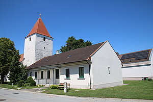 Haringsee, Pfarrkirche hl. Laurenz, ehem. Wehrkirche mit Wehrturm, barockisiert