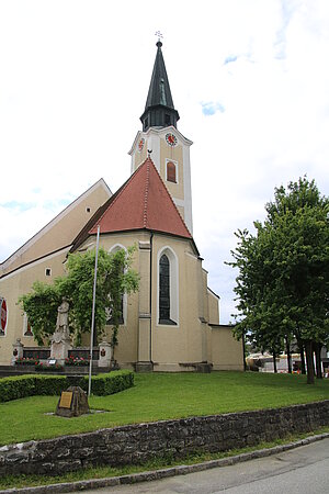 Hürm, Pfarrkirche hl. Stephan, im Kern gotische Hallenkirche, 1894-1905 regotisiert