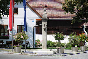 Artstetten, Pranger am Hauptplatz, 2. Hälfte 17. Jh.