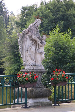 Litschau, Hl. Anna Maria das Lesen lehrend, 1774, Skulpturengruppe auf der Reißbachbrücke