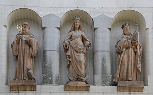Enzersfeld, Pfarrkirche Mariae Geburt, 1908/09 errichtet, Figurenfolge im Staffelgiebel: Benedikt, Maria Immaculata, Leopold