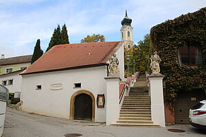 Mistelbach, Aufgang zur Pfarrkirche, sog. Pfarrstiege, 1724 erneuert