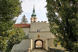 Traiskirchen, Torturm als Eingang in das Kirchenareal, 1716.