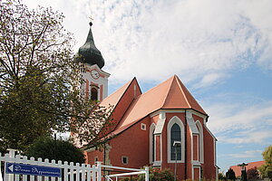 Gottsdorf, Pfarrkirche Hll. Petrus und Paulus, spätgotische Staffelkirche mit barockem West-Turm