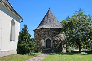 Großgöttfritz, Karner neben der Pfarrkirche, am Grufteingang bezeichnet "AEIOU 1483"
