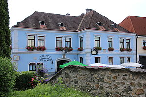 Petzenkirchen, Ybbser Straße Nr. 1: Gasthof "Zur Traube", 1788, historistische Fassade