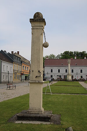 St. Leonhard am Forst, Pranger auf dem Hauptplatz, 17. Jahrhundert