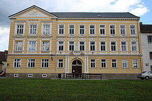 Heidenreichstein, Schule, 1904  nach Plänen von Josef Wellisch errichtet