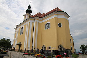 Oed-Öhling, Pfarrkirche Hll. Petrus und Paulus, spätbarocker längsoblonger Zentralbau, 1759-61 nach Plänen von Paul Ulrich Trientl errichtet