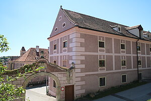 Pulkau, Pfarrhof südlich unter der Pfarrkirche, Anlage des 17. und 18. Jh.s