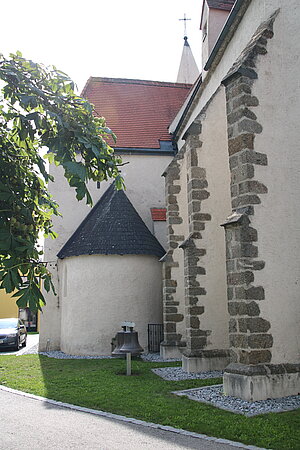 Rastenfeld, Pfarrkirche Mariae Himmelfahrt, hufeisenförmige Apsis der südlichen Kapelle, 13. Jh.