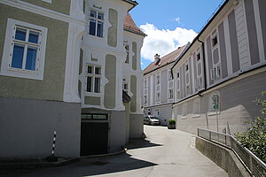 Haag, Blick von der Wiener Straße Richtung Hauptplatz - rechts der Pfarrhof