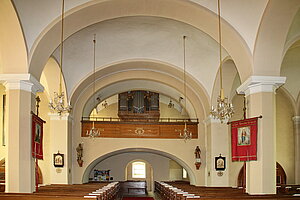 Kautzen, Pfarrkirche hl. Jakobus der Ältere, Barockbau, 1867-1870 erweitert, Blick gegen die Orgelempore