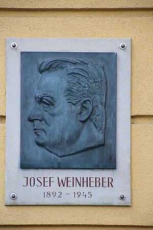 Kirchstetten, Bronzerelief Josef Weinheber von Rudolf Pleban, 1965