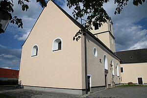 Vitis, Pfarrkirche hl. Bartholomäus, im Kern romanisch, innen später veränderte Chorturmkirche