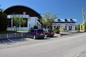 Hofamt Priel, Gemeindezentrum