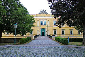 Judenau, Schloss Judenau, Bauteile des 17. und 18. Jh.s, einheitliche Fassadierung und Zubauten ab 1854