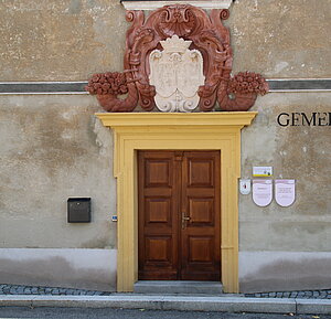 Kirchschlag in der Buckligen Welt, Hofhaus, ehem. Talschloss der Herrschaft Kirchschlag, jetzt Gemeindeamt und Bezirksgericht, ab 1651 errichtet, Portal von 1652