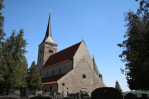 Pfarrkirche hl. Michael, im Kern romanische Chorturmkirche, durch gotische Zubauten zu basilikaler Anlage erweitert