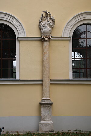 Tattendorf, Pfarrkirche hl. Maria im Ellend, Dreifaltigkeitessäule, erste Hälfte 18. Jh.