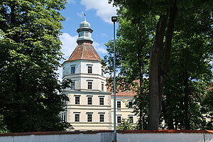 Schwarzenau, Schloss Schwarzenau, 1592 als Renaissance-Wasserschloss unter Nutzung älterer Teile errichtet