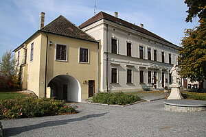 Wullersdorf, Benefiziatenstöckl, später Rathaus, im Kern gotisch, bezeichnet 1498, daneben die ehem. Schule, 1898 errichtet
