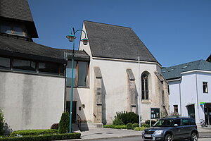 Pernitz, Pfarrkirche hl. Nikolaus, 1969-70 nach Plänen von Georg Lippert errichtet, der Chor des Vorgängerbaus nun Kapelle