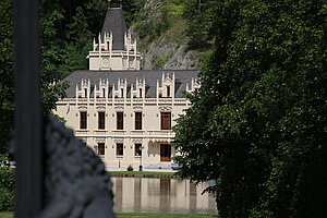 Hernstein, Schloss Hernstein, 1856-80 von Theophil Hansen in historistisches Schloss umgebaut