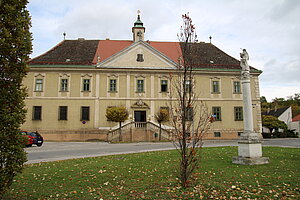 Mistelbach, Marienplatz Nr. 1: Pfarrhof, ehem. Propstei der Barnabiten, 1687-1700