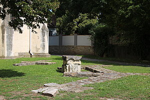 Schrattenthal, Mauerreste der ehemaligen Wallfahrtskirche "Unserer Lieben Frau"