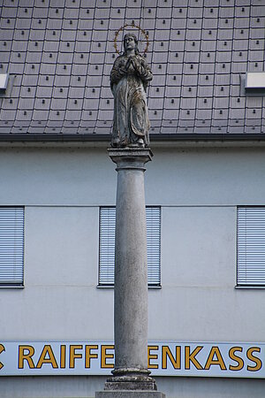 Haugsdorf, Hauptplatz, Mariensäule, 1792