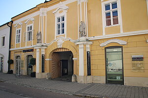 Neunkirchen,Triester Straße Nr. ehem. Paulinerkloster, Putzfront und Portal Mitte 18. Jh.