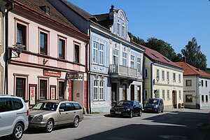 Groß-Gerungs, Hauptplatz, späthistoristische und biedermeierliche Hausfassaden